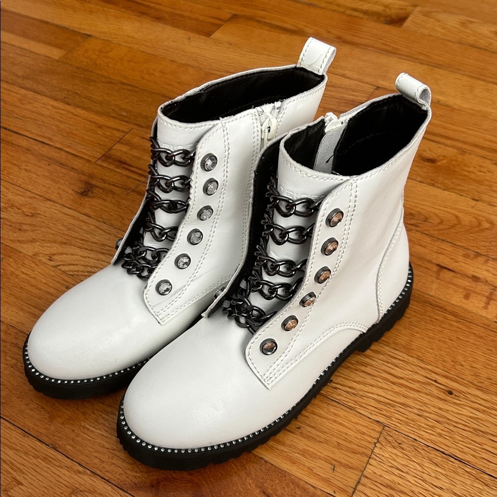 EUC Girls Kurt Grier sz 1 White Combat Boots w/ metallic Chain Detail